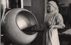 Кондитер за изготовлением конфет на Воткинском пищекомбинате. 1958г.