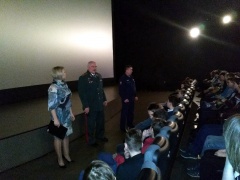 Воткинские школьники смотрят фильм «Офицеры» с большого экрана