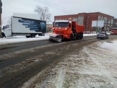 Дорожные службы в Воткинске круглосуточно работают на расчистке дорог от снега
