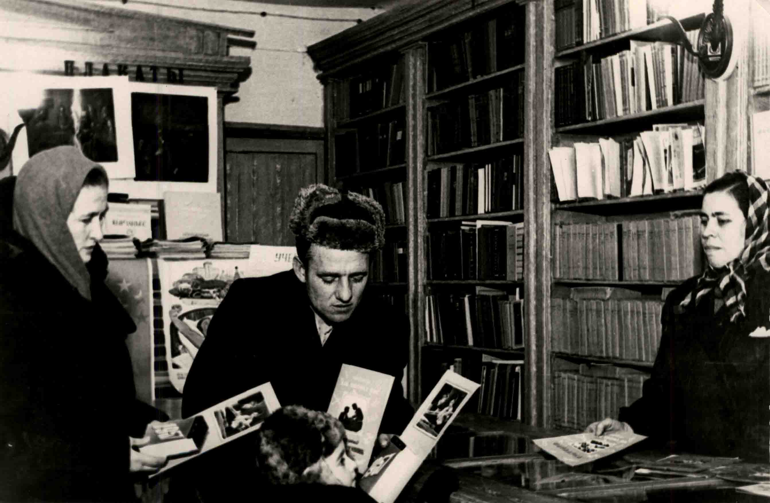 В книжном магазине. 1956г.