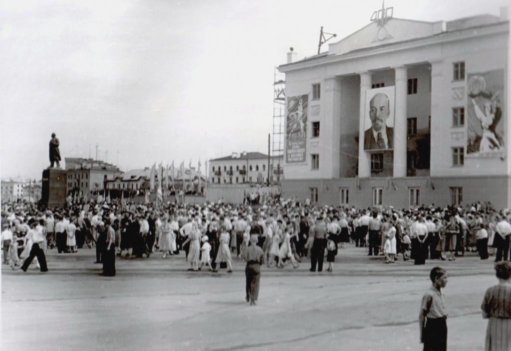 7. Открытие памятника В.И.Ленину на площади.1958г.jpg