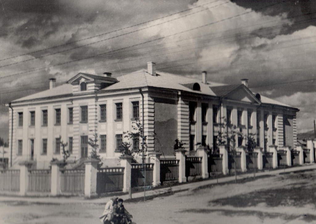 19.Фасад здания средней школы № 20. 1958г.jpg