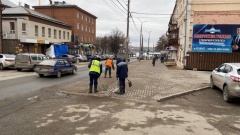 Коммунальные службы начали приводить в порядок дороги и тротуары после зимы