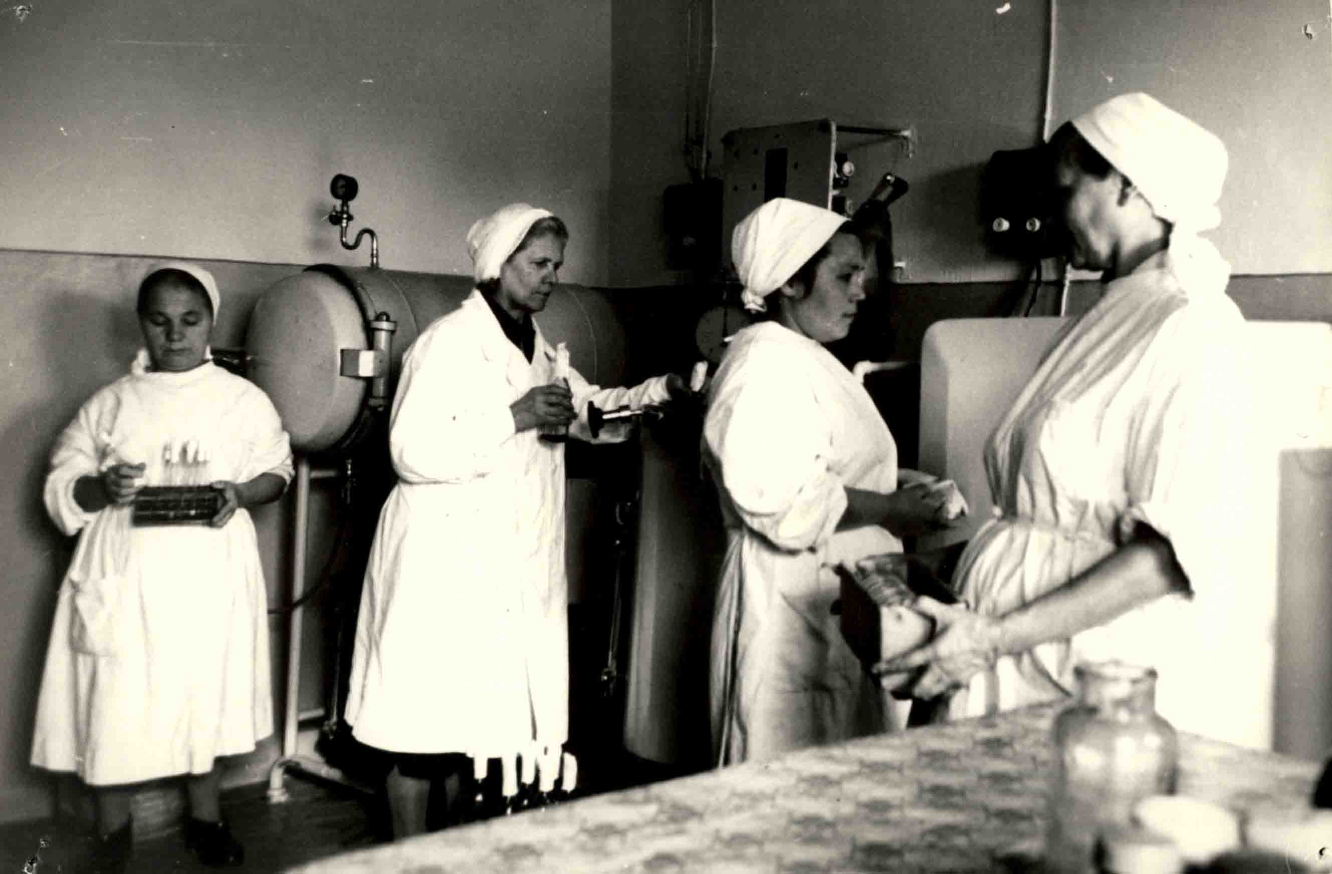 Работники бактериологического отдела в автоклавной санэпидстанции [1970].