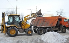 Снег с городских улиц вывозят по графику