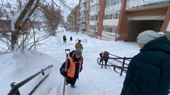 С небольшими передышками снег продолжает заваливать Воткинск. По прогнозам, после обеда интенсивность осадков ещё усилится