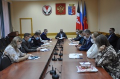 Глава Воткинска Алексей Заметаев провел заседание городского штаба, на котором обсуждалась ситуация с коронавирусной инфекцией