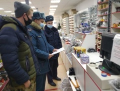 Сотрудники МЧС проверяют торговые точки продажи пиротехники