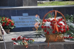 Цветы и памятные свечи в память о погибших