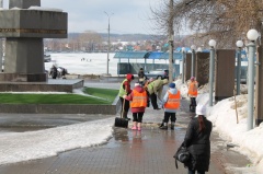 Очистка города от снега продолжается