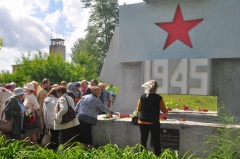Цветы и свечи в День памяти и скорби 
