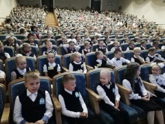 Большой зал ДК «Юбилейный» полон. Замечательный подарок получили первоклассники
