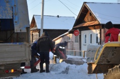 К домам с перемерзшими водопроводами организован подвоз воды