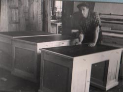 Рабочий за изготовлением канцелярского стола артели в деревообрабатывающей мастерской артели им. 1-е Мая. 1958г.