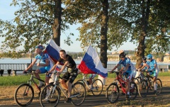 Более 100 человек приняли участие в велопробеге в честь Дня российского флага
