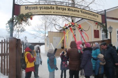 Воткинская Масленица радовала гостей блинами веселыми песнями