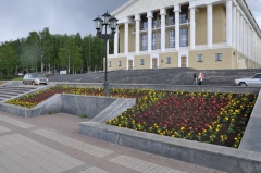 Цветочные клумбы украсили набережную Воткинского пруда