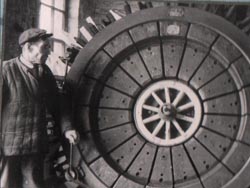 Рабочий завода «Металлист» за изготовлением обода колеса. 1958г.