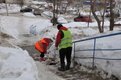 Коммунальщики продолжают работу по промывке ливневок