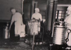 Сотрудники Воткинского маслосыроделательного завода взвешивают готовую продукцию. 1958г.