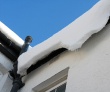 Спасатели Удмуртии предупреждают жителей о сходе снега и наледи с крыш